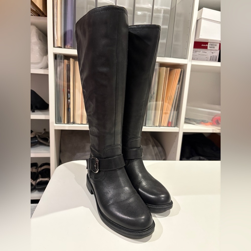 Women’s boots size 6 wide, excellent condition